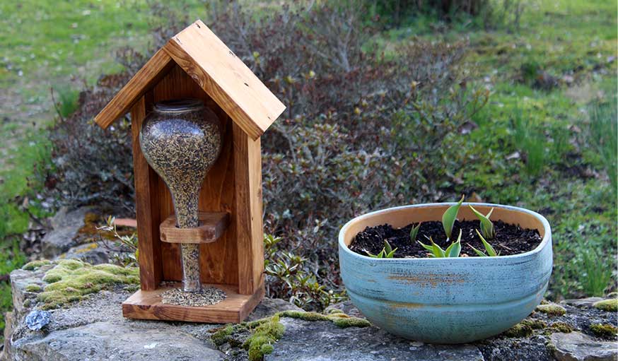 Comment fabriquer une mangeoire pour oiseaux du jardin en bois ?