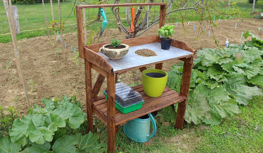 Idées pour faire une table à rempoter en récup !  Établi de jardinage,  Amenagement jardin, Aménagement jardin recup