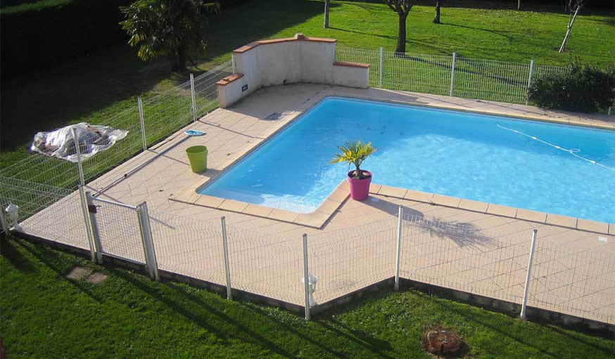 Piscine à rénover avec barrière de sécurité tout autour