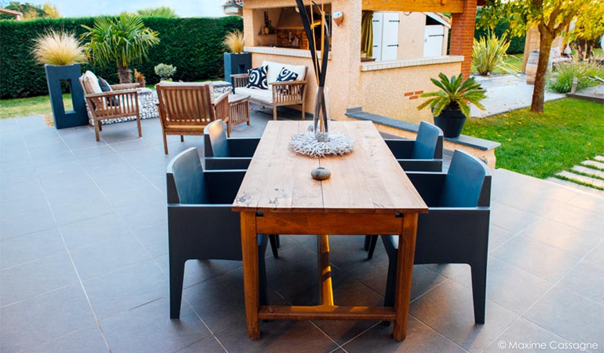 Zoom sur la table de jardin sur la nouvelle terrasse