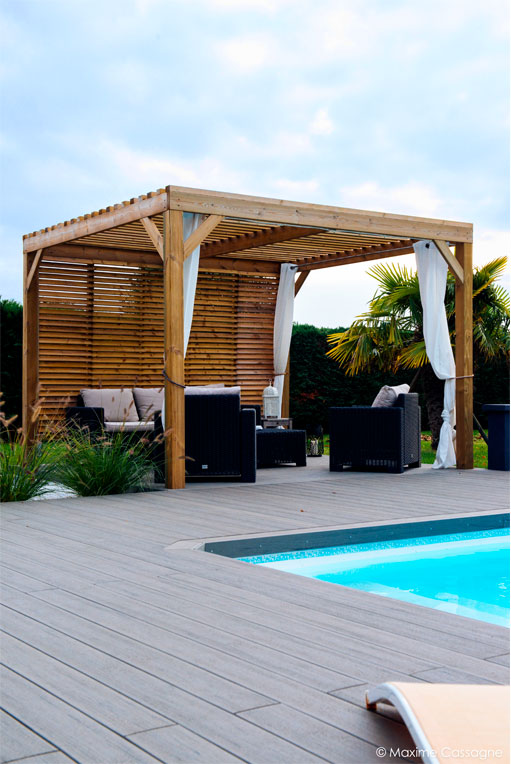 La nouvelle pergola à côté de la piscine.