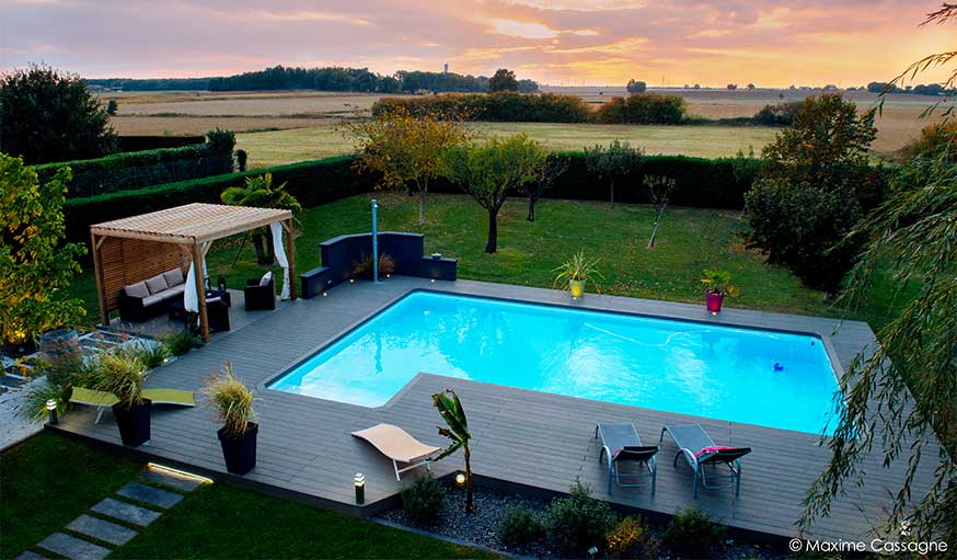 Piscine rénovée sous le soleil couchant