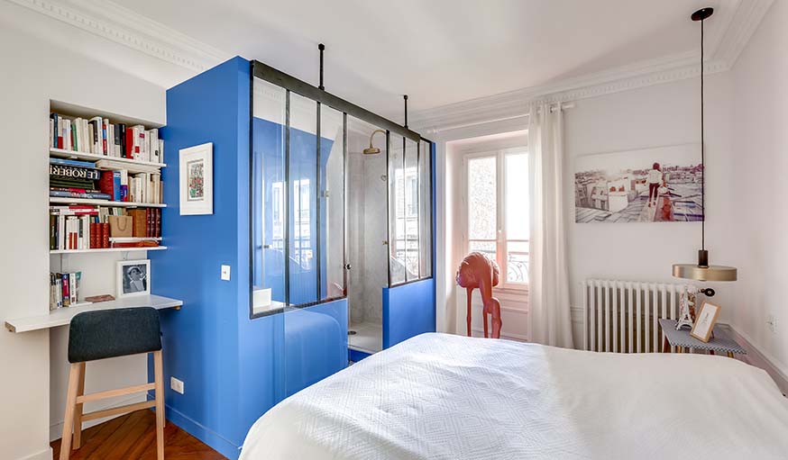 Chambre parentale avec salle de bains bleue