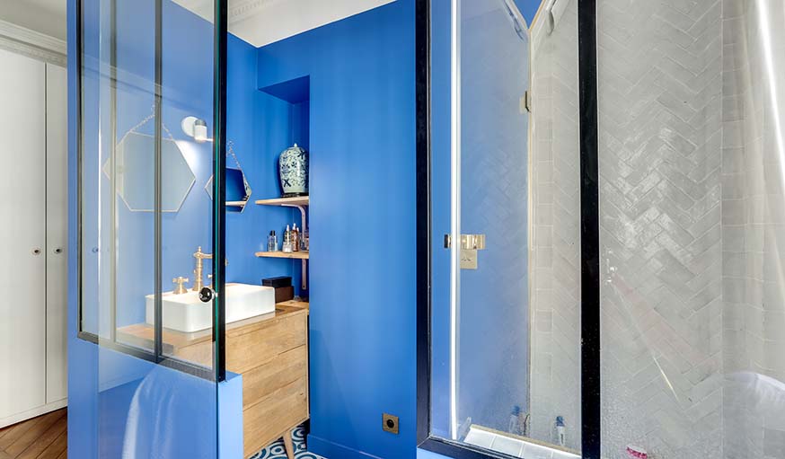 Salle de bains bleue