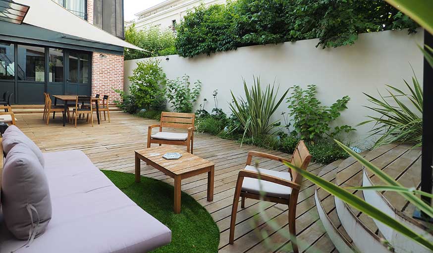 Jardin de ville végétalisé, terrasse et mobilier