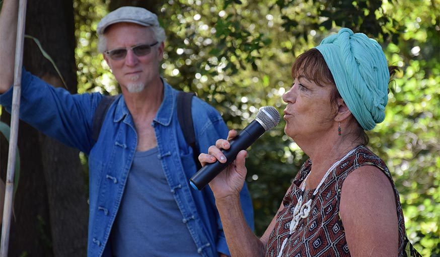 collectif 1001 Pattes Marseille gros plan d'une conteuse et d'un randonneur