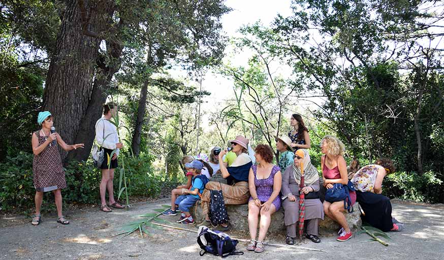 collectif 1001 Pattes Marseille le groupe écoute une histoire dans le parc 