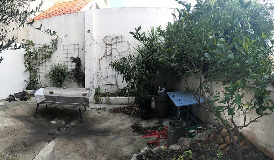 Avant après jardin Marseille avec pergola - vue sur le fond de la cour avant la rénovation