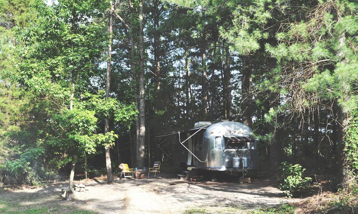 Un Airstream au fond du jardin, synonyme de liberté