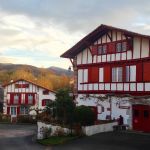 Une maison traditionnelle à Ainhoa, dans le Pays Basque.