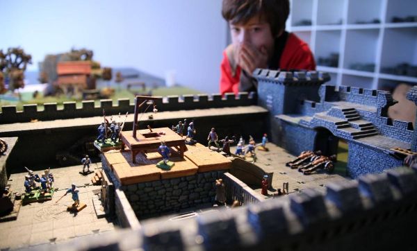 Ce père passionné de figurines a construit une salle de jeu fantastique pour ses enfants