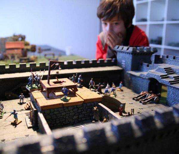 Ce père passionné de figurines a construit une salle de jeu fantastique pour ses enfants