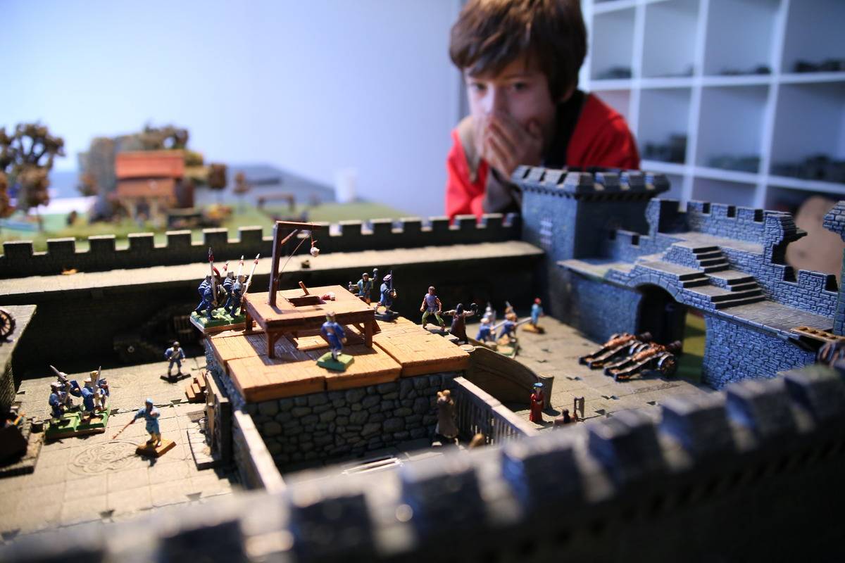 Ce père passionné de figurines a construit une salle de jeu fantastique pour ses enfants