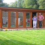 Irene Bizell, avec Alex Booth, qui lui a construit ce studio dans son jardin.