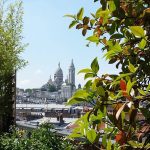 Le Sacré-Coeur se profile à l'horizon de ce balcon parisien. Le 5 août.