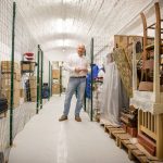 Sylvain Jeckel, dans les caves qu'il loue à des particuliers, à Paris.