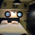 Chambre des invités dans la péniche, décorée en style steampunk.