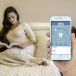 Grâce aux capteurs situés sur le pyjama de votre bébé, suivez ses mouvements en temps réel sur votre smartphone.