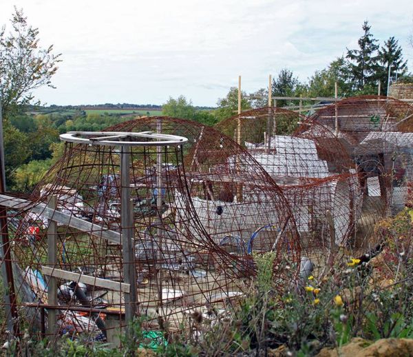 A Montgivray, un passionné construit tout seul sa propre maison bulle géante