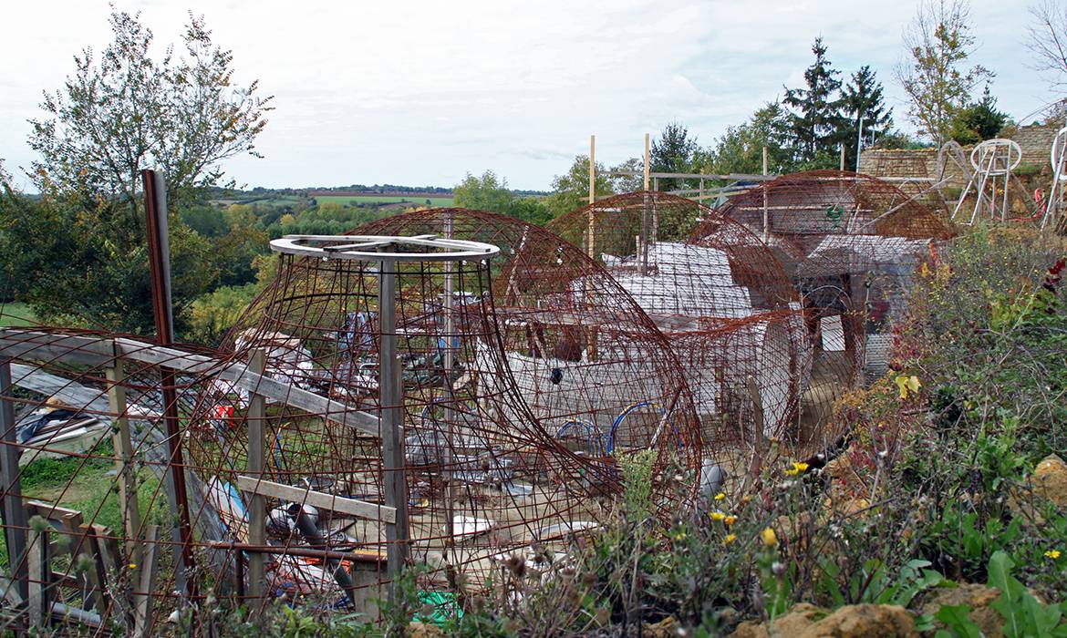 A Montgivray, un passionné construit tout seul sa propre maison bulle géante