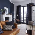 Le salon se pare de couleurs sombres pour plus de chic.