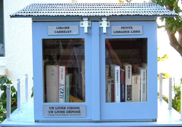 échange De Livres Gratuits Grâce à La Bibliothèque De Rue - 