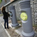 Deux bornes de collecte de déchets, l'une pour les ordures ménagères, l'autre pour les déchets triés.