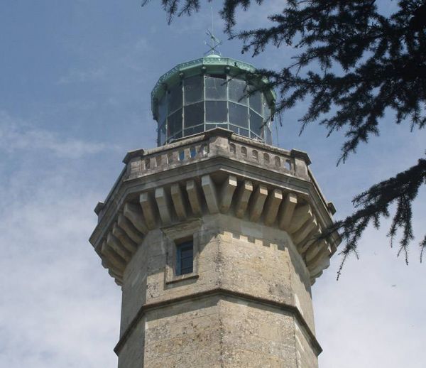 Cette famille vit au pied d'un phare... en pleine campagne !