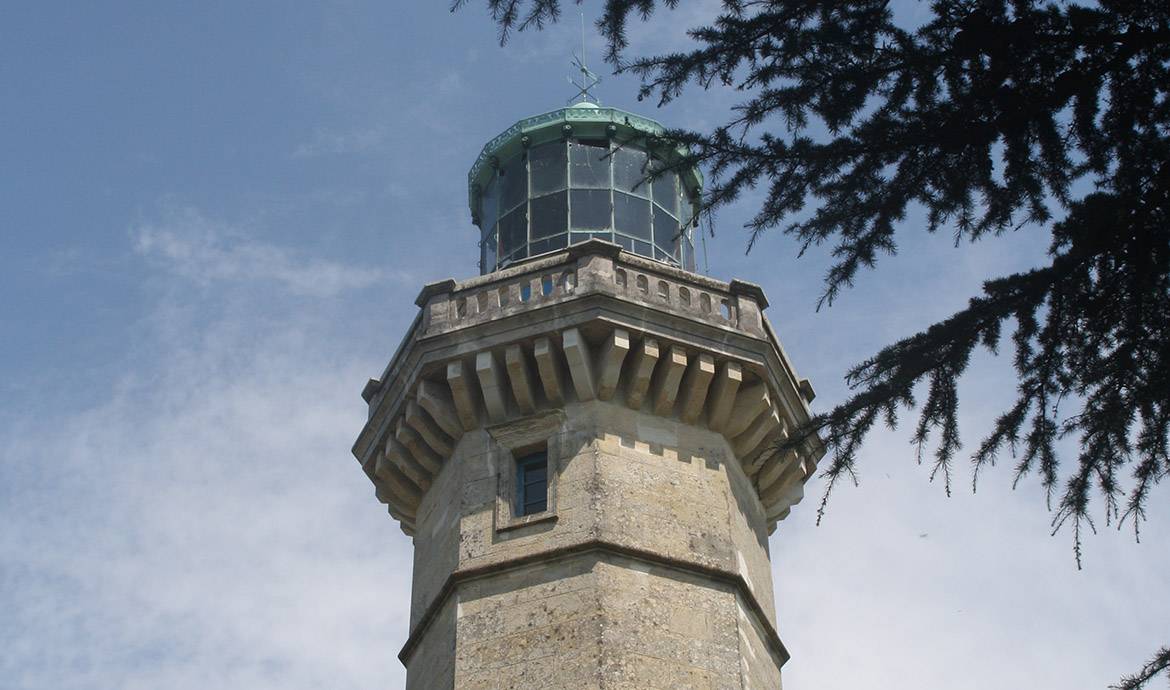 Cette famille vit au pied d'un phare... en pleine campagne !