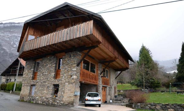 Une grange transformée en chalet au cœur des Alpes