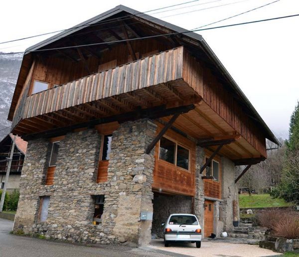 Une grange transformée en chalet au cœur des Alpes