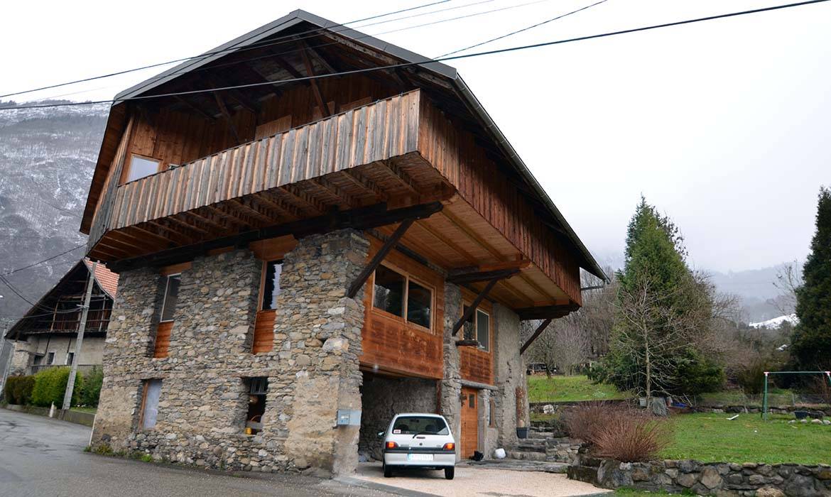 Une grange transformée en chalet au cœur des Alpes