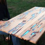 Une table phosphorescente grâce à une résine spéciale.