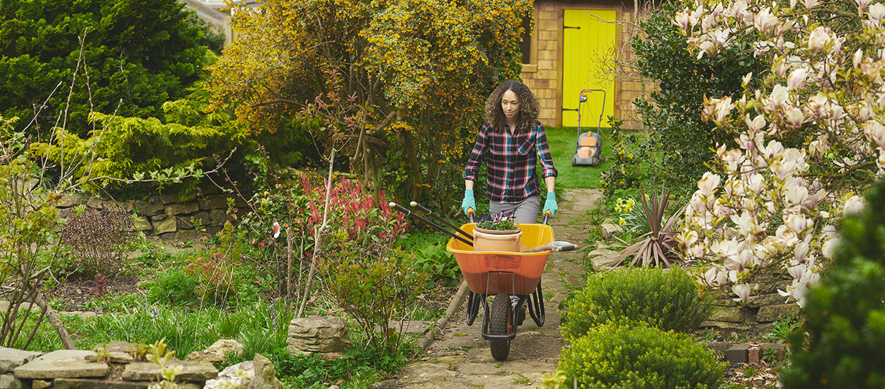 Retour du printemps : quels sont les premiers travaux à faire au jardin ?