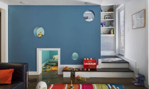 Une aire de jeux pour enfant sous l'escalier