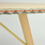 Breaking Surface, une table de bois et de papier.