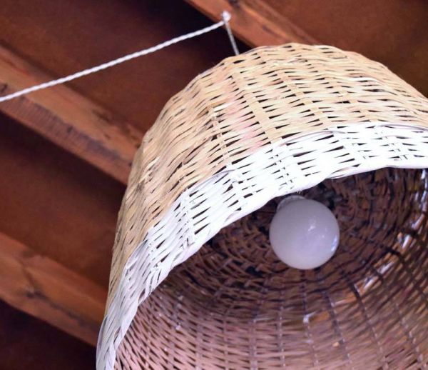 DIY : une corbeille en osier devient un abat-jour chic