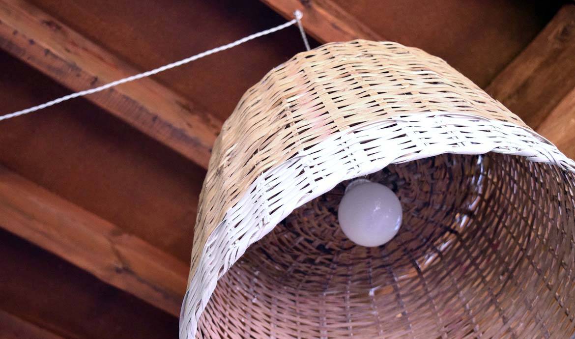 DIY : une corbeille en osier devient un abat-jour chic