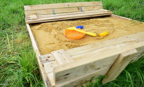 DIY : fabriquez un bac à sable en palette pour vos enfants