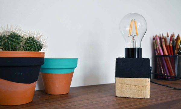 Récup : fabriquez une lampe design dans un bloc de palette