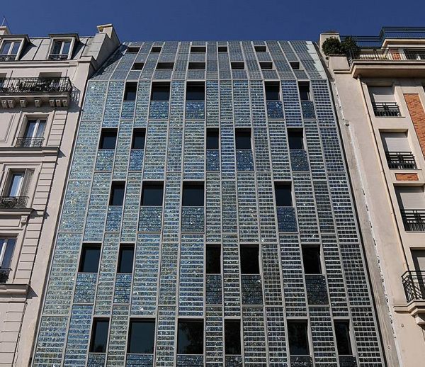 La première façade entièrement recouverte de panneaux solaires