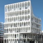 Sur l'ile Seguin, à Boulogne-Billancourt se dresse un bâtiment  à la façade ornée d'arches. Un clin d'oeil aux anciennes usines Renault