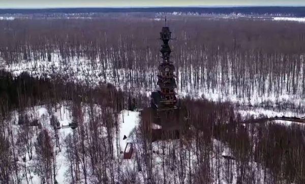 Il construit une cabane de 55 mètres de haut