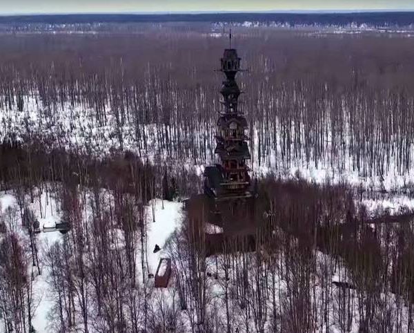 Il construit une cabane de 55 mètres de haut