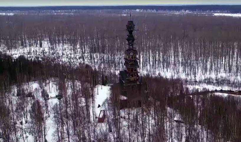 Il construit une cabane de 55 mètres de haut