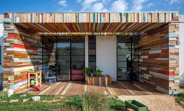 Une étonnante maison construite en bois de récupération