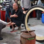 Lilian Chardon, au 2e plan, présente sa roue sans axe pendant le FabLab Festival, à Toulouse en mai 2016.