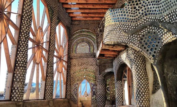 Earthships : ils vivent dans des maisons en pneus et canettes