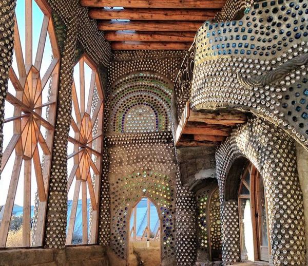 Earthships : ils vivent dans des maisons en pneus et canettes