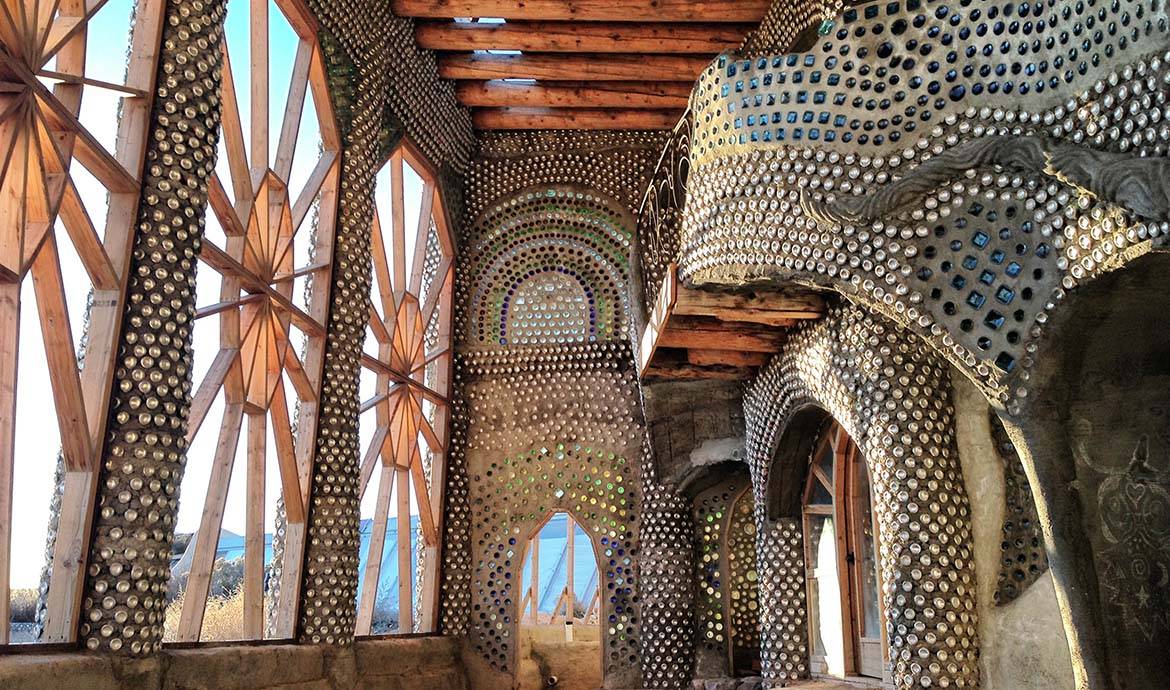 Earthships : ils vivent dans des maisons en pneus et canettes